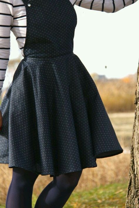 Diy Jumper Dress, Overal Dress, Diy Pinafore Dress, Overall Dress Pattern, Diy Pinafore, Overalls Diy, Skirt Template, Diy Jumper, Diy Circle Skirt