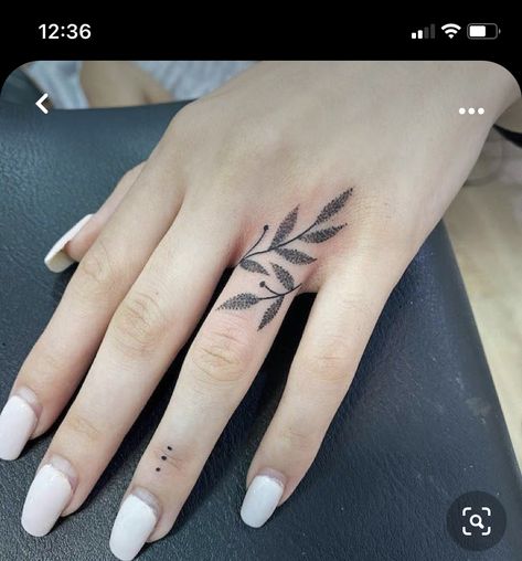 Tatoos Fingers Ideas Women, Leaf Ring Finger Tattoo, Creeping Vine Finger Tattoo, Dainty Tattoos On Hand, Dainty Floral Finger Tattoo, Finger Dotwork Tattoo, Leaf Tattoo On Finger, Stars Finger Tattoos For Women, Believe Symbol Tattoo