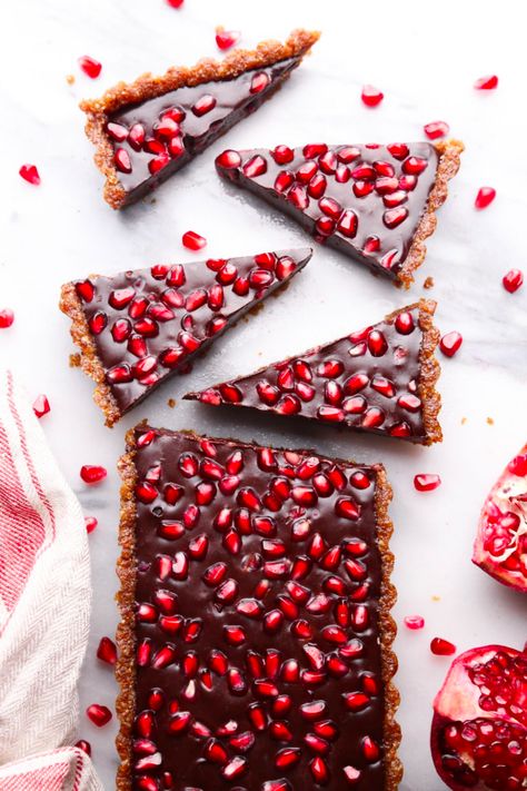 No-Bake Chocolate Pomegranate Fudge Tart - Wife Mama Foodie Fudge Tart, Pomegranate Tart, Dark Chocolate Tart, Chocolate Pomegranate, Tart Chocolate, No Bake Fudge, Chocolate Peanut Butter Desserts, Pomegranate Recipes, Instagram Recipes