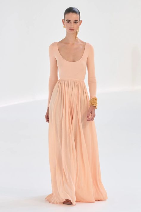 Zimmermann Spring 2024 Ready-to-Wear Collection | Vogue Paris Fashion Week Runway, Moda Paris, Gisele Bündchen, Phoebe Philo, Peach Fuzz, Fashion Week Runway, Pleated Maxi Dress, Spring Summer 2024, Maxi Knit Dress