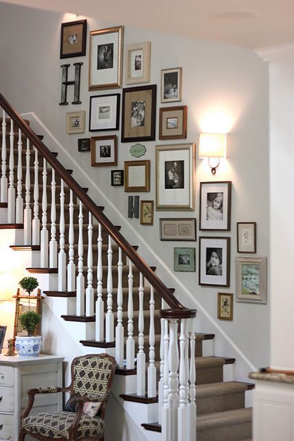 Gallery wall lining stairway Arranging Pictures, Foto Scale, Stairway Photos, Stairway Gallery, تحت الدرج, Gallery Wall Staircase, Staircase Wall Decor, Stair Wall, Staircase Wall