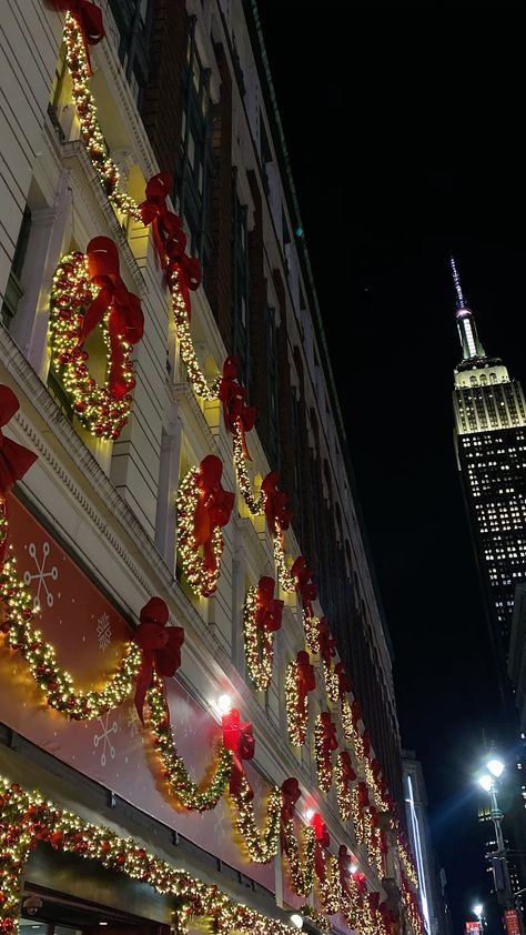 New York Christmas Shopping, New York Christmas Decorations, Christmas Aesthetic New York, Christmas Nyc Aesthetic, Christmas Esthetics, Christmas In Nyc Aesthetic, Nyc At Christmas Time, Nyc Christmas Aesthetic, Christmas In New York City Aesthetic