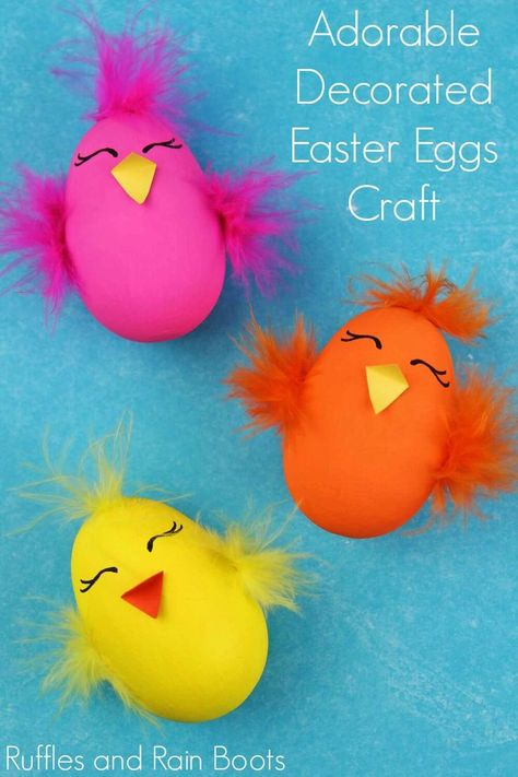 These baby chick Easter eggs are such a fun craft!  Click to see how the whole family can have a bit of decorating fun. #kidcrafts #easter #eastereggs #rufflesandrainboots Diy Easter Eggs Decorations, Farm Vbs, Animal Easter Eggs, Easter Chick Craft, Easter Egg Decorations, Fun Easter Decorations, Easter Egg Craft, Decorated Easter Eggs, Egg Craft