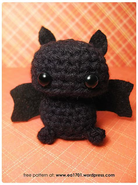 Bat Amigurumi - FREE Crochet Pattern. This would be a portable pattern, cross pinning to Fiber Addiction... Crochet Figures, Crochet Bat, Bat Pattern, Pola Amigurumi, Cute Bat, Haken Baby, Crochet Diy, Halloween Crochet, Diy Crochet Projects