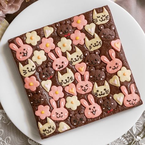 Decorated Brownies, Girl Character Design, Tiny Cake, Tastemade Japan, Cocoa Powder Brownies, Brownie Packaging, Mini Baking, Icebox Cookies, Resep Brownies