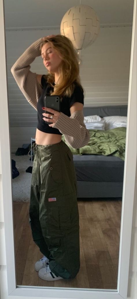 Camera Woman, Cargo Pants Outfits, Unique Streetwear, Cargo Pants Outfit, Streetwear Mode, Music Taste, I'm In Love, Swaggy Outfits, 가을 패션