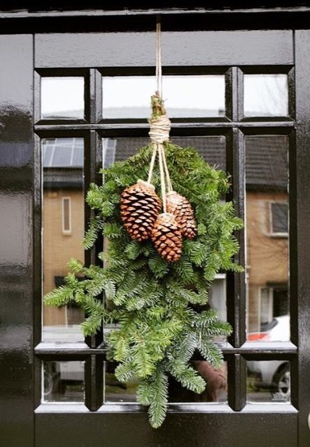 Christmas Fair Ideas, Pinecone Crafts Christmas, Christmas Decor Ideas 2023, Christmas Props, Christmas Decor Ideas Outdoor, Alternative Christmas Tree, Christmas Centerpieces Diy, Christmas Porch Decor, Diy Christmas Decorations Easy