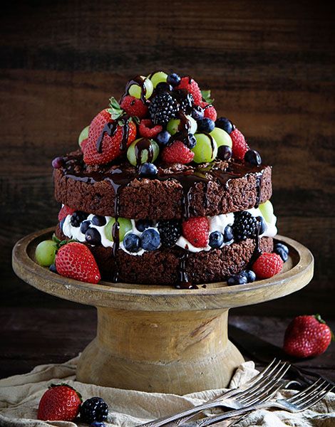 Skinny Chocolate Naked Cake with Fresh Fruit! Chocolate Cake With Fruit, Cake With Fruit, Chocolate Fruit Cake, Fruitcake Recipes, Chocolate Fruit, Food Cakes, Smash Cake