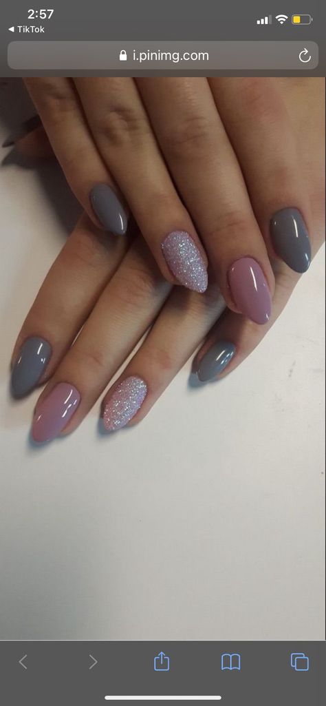 Short Almond Shaped Nails, Almond Shaped Nails Designs, Grey Nail Designs, Nagellack Trends, Pink Gel Nails, Glitter Gel Nails, Almond Shape Nails, Gray Nails, Best Nail Art Designs