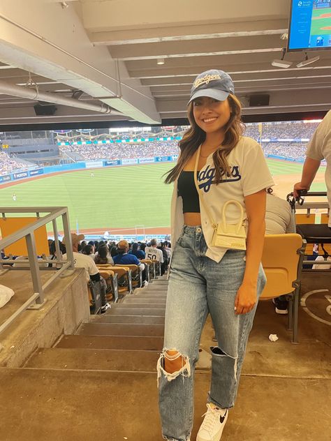 Baseball Day Outfit, White Dodgers Jersey Outfit, Baseball Game Outfit Curvy, Yankees Baseball Outfit, Dodger Game Outfit Women Cold, Baseball Game Outfit Ideas For Women, Dodgers Outfit Women Summer, Dodger Game Couple, Cute Baseball Game Outfit Cold