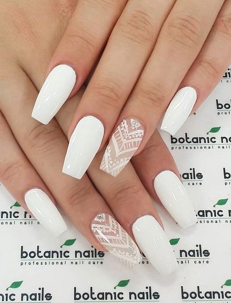 Even with the simple whit nail polish, you can actually see how stunning it would make you look like. But you can accentuate your nail art with a great pattern and a diamond stone. Botanic Nails, White Nail Art, White Nail Designs, Almond Acrylic Nails, Prom Nails, Coffin Nails Designs, Nail Arts, Manicure E Pedicure, Gorgeous Nails