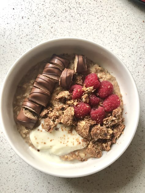 Vanilla porridge topped with granola, raspberries, vanilla yoghurt and kinder bueno! Porridge Toppings Healthy, Aesthetic Porridge, Porridge Aesthetic, Vanilla Porridge, Porridge Ideas, Porridge Toppings, Porridge Bowl, Porridge Recipes, Raspberry Chocolate