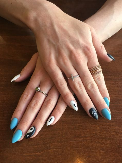 Yin yang & peace sign nails #nailart Peace And Love Nails, Peace Sign Nail Art, Yin And Yang Nails, Peace Sign Nails Designs, Almond Nails Ying Yang, Yinyang Nail Design, Hippie Nails Simple, Yin Yang Almond Nails, Yin Yang Nails Coffin