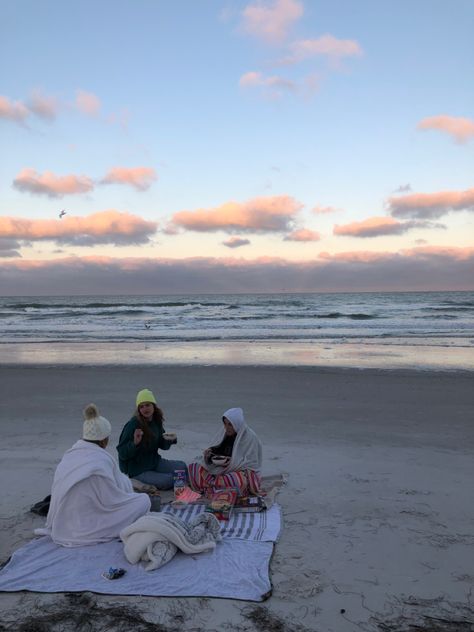 Winter Beach Outfit, Breakfast On The Beach, Cereal Breakfast, Winter In Florida, Winter Picnic, Beach Weekend, Winter Beach, Beach Date, My Diary