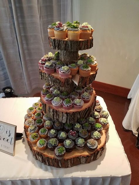 Cupcake Tower For Wedding, Woodland Wedding Cupcakes, Cupcake Towers Wedding, Wedding Cake Country, Rustic Wedding Cupcakes, Log Cookies, Cupcake Wedding Cake, Rustic Wedding Cakes, Cupcake Arrangements