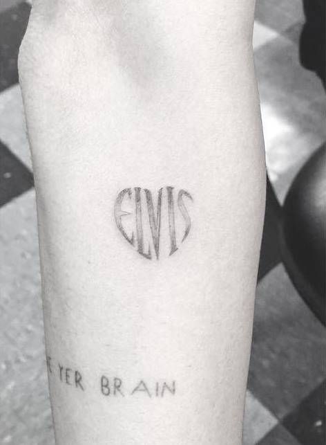 Single needle "Elvis" heart tattoo on Miley Cyrus' right forearm. Tattoo Artist: Dr. Woo Tattoo Finger Men, Elvis Tattoo, S Tattoos, Tattoo Finger, Dr Woo, Single Needle Tattoo, Geniale Tattoos, Dainty Tattoos, Dream Tattoos