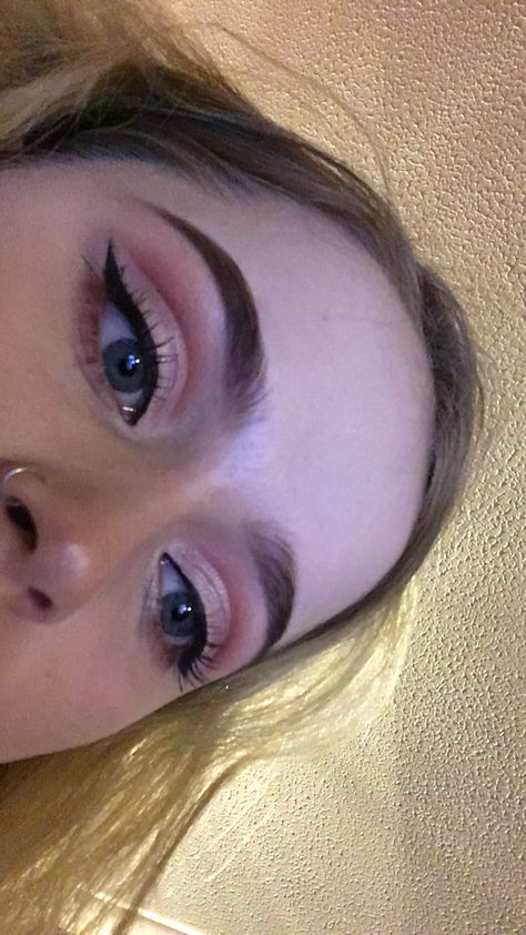 Pink Doe Eye Makeup, Light Pink Eyeliner Looks, Crease Cut Eyeshadow, Ethan Euphoria, Crease Eyeliner, Eyeshadow Cut Crease, Pink Cut Crease Eyeshadow, Maquillaje Cut Crease, Inner Corner Pink Eyeshadow