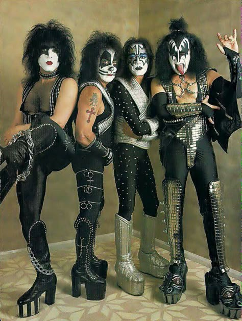 KISS (Reunion-Era lineup). Kiss Band Outfits, Kiss Halloween Costumes, Band Costumes, Kiss Group, Kiss Costume, Gene Simmons Kiss, Eric Singer, Kiss Outfits, Peter Criss