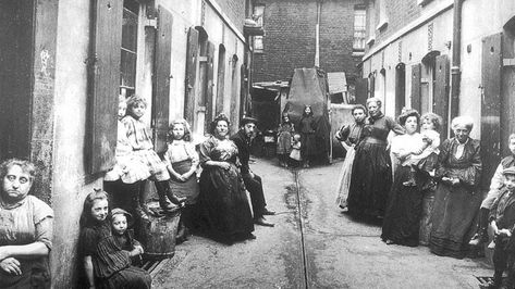 15 Fascinating Photos Collected From History - Wow Gallery | eBaum's World Whitechapel London, London People, East End London, Victorian Life, Victorian London, London History, Bethnal Green, Old London, Vintage London