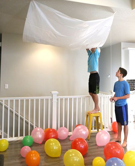 DIY balloon drop for New Year's Eve - It's Always Autumn New Year’s Eve Decorations For Kids, New Year Eve Party For Kids, Diy Kids New Years Eve Party, Kids Ball Drop New Years Eve, Kids Nye Balloon Drop, New Year’s Eve Activities For Families, New Year’s Eve Food Board, Nee Years Eve Kids Party Ideas, Kids Balloon Drop New Years Eve