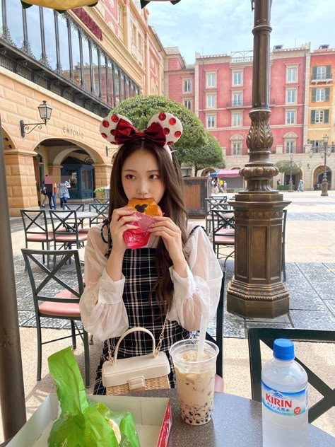 Korean Theme Park Outfit, Everland Korea Aesthetic, Tokyo Disneyland Outfit, Shanghai Outfit, Everland Korea, Disney Park Outfit, Ig Poses, Disney Fits, Disneyland Princess