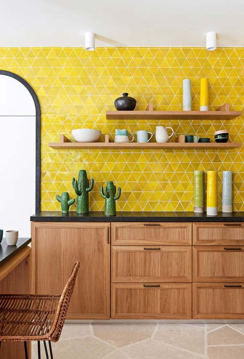 Colorful Kitchen Backsplash, Colorful Kitchens, Yellow Kitchen Walls, Yellow Kitchen Designs, Yellow Tiles, Accent Wall In Kitchen, Black Countertops, Yellow Tile, 아파트 인테리어