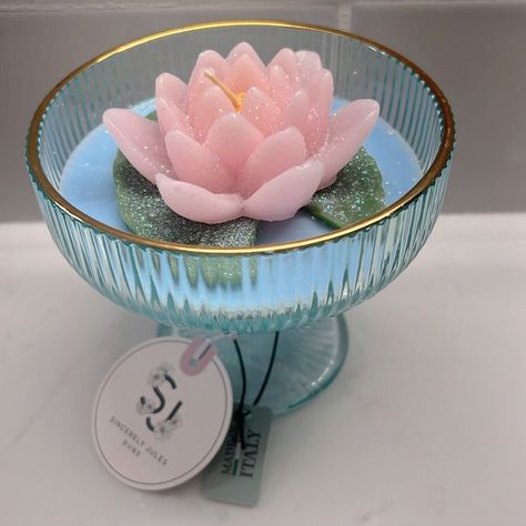 Sincerely Jules Home Tropical Waters Scented Candle In A Beautiful Ripped Coupe Glass With Gold Trim 6oz. Thank You! We Appreciate Your Business! Please Note: Only 2 Fragile Items Per Order. Maximum Weight Limit Is 5 Pounds Per Order. Thank You For Understanding! #Popularcandles #Homegoods #Marshalls #Scentedcandles #Elegant #Coupeglass #Candlelovers #Homefragrance #Sincerelyjules Cute Candle Ideas, Kawaii Candles, Nature Candles, Oyster Candle, Fun Candles, Jelly Candles, Ocean Candle, Vendor Ideas, Ladies Perfume