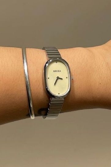 Cool Watches Women, Watch Silver Women, Vintage Watches Women Aesthetic, Silver Vintage Watch, Watches Women Aesthetic, Dainty Silver Watch, Simple Watches Women, Gold And Silver Jewelry Together, Womens Watch Silver