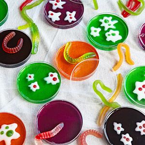 ~Germy Jigglers...Plastic petri dishes add an instant gross-out factor to these simple gelatin snacks.  Use tubes of gel icing to create colorful amoeba decorations. Gelatin Snacks, Laboratory Party, Lab Party, Mad Science Party, Mad Scientist Party, Scientist Party, Fiesta Halloween, Spooky Snacks, Science Birthday