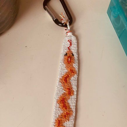 Snake Friendship Bracelet, Snake Bracelet Pattern, Snake Friendship Bracelet Pattern, Snake Alpha Pattern, Crafts Bookmarks, Diy Crafts Bookmarks, Bracelet Keychains, Corn Snake, Embroidery Bracelets