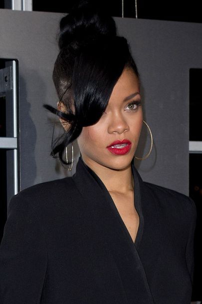 Rihanna's Hairstyles, Pink Pixie, Rihanna Hairstyles, Top Knot Bun, Black Ponytail Hairstyles, Top Knot Hairstyles, Modern Mullet, Lavender Hair, Hair Ponytail Styles