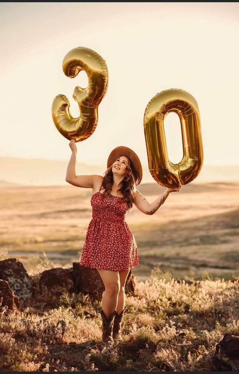 30 Balloon Photoshoot, 30th Birthday Ideas For Women Outdoor, Outdoor Birthday Shoot Ideas For Women, 30th Birthday Photoshoot Outdoors, Birthday Photoshoot Outdoor, Outdoor Birthday Photoshoot, Outdoor Birthday Photoshoot Ideas, Birthday Photoshoot Ideas Outdoor, Outdoor Birthday Photoshoot Women