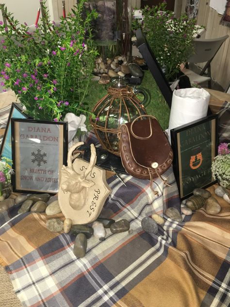 Outlander table @ book themed party. Outlander Themed Wedding, Outlander Themed Party, Outlander Party Ideas, Scotland Party Theme, Scottish Table Decor, Outlander Decor, Scottish Party, Outlander Party, Rehearsal Dinner Themes