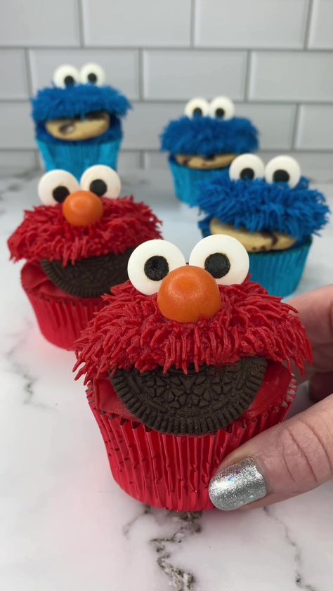 ❤️ ELMO ❤️ who should i make next?? #cupcake #elmo #sesamestreet #cake... | cupcakes | TikTok Cookie Monster And Elmo, Cookie Monster Wallpaper, Elmo Birthday Cake, Sesame Street Cupcakes, Monster Birthday Cakes, Elmo Cupcakes, Cookie Monster Cupcakes, Fourth Of July Cakes, Cookie Monster Cake