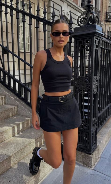 Tennis Skirt Outfit Street Style, Dinner Outfit Casual, Tennis Skirt Outfit, Looks Pinterest, European Summer Outfits, Nashville Outfits, Europe Outfits, Looks Party, Dinner Outfits