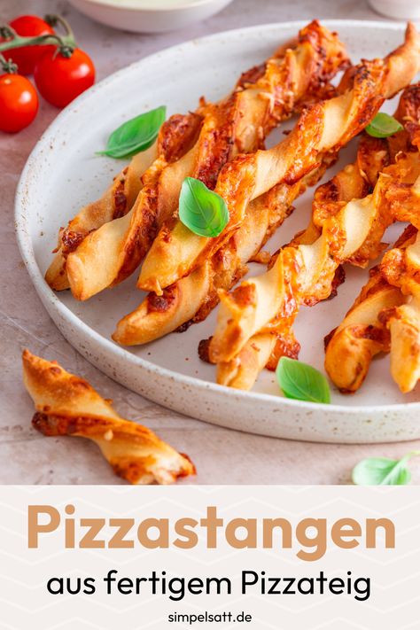 Unsere Pizzastangen mit fertigem Pizzateig sind blitzschnell gefüllt und gedreht. Das Rezept ist so einfach zubereitet, dass Kinder mithelfen können. Pizza Snacks, Party Finger Foods, Fun Food, Party Snacks, Finger Foods, Good Food, Pizza, Snacks, Pizzas