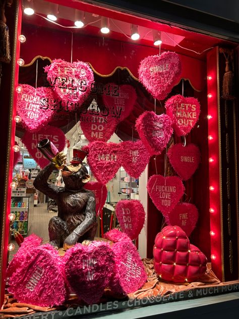 Jewelry Store Displays, Store Windows, Store Displays, Valentine Crafts, Window Display, Flower Shop, Jewelry Stores, Pop Up, Valentine's Day