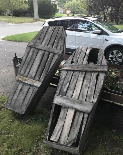 Scary Pallet Halloween Decorations, Halloween Wooden Photo Prop, Haunted House Picket Fence, Pallet Graveyard, Scooby Halloween, Hellsgate Haunted House, Pine Cone Bird Feeder, Halloween Photo Booth, Halloween Photo