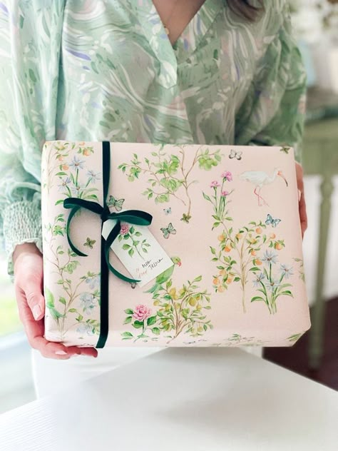 Chinoiserie Wrapping Paper, Watercolor Wrapping Paper, Birthday Present Ideas For Best Friend, Present Ideas For Best Friend, Birthday Wrapping Ideas, Wine Gift Wrap, Wrapping Paper Pattern, Chinoiserie Pumpkins, Pink Chinoiserie