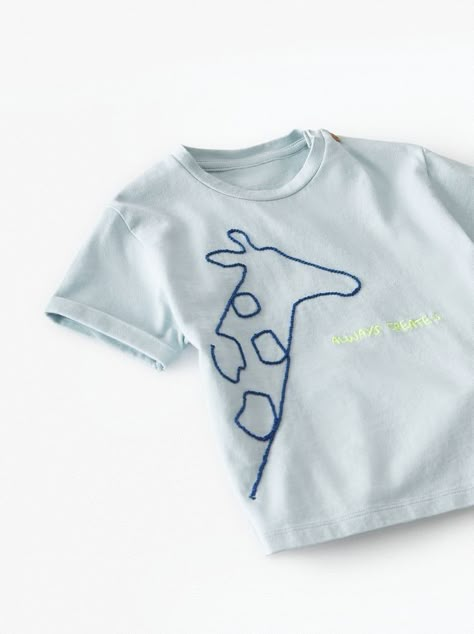 Embroidered Giraffe, Diy Embroidery Shirt, Baby Dress Embroidery, Clothes Embroidery Diy, Simple Hand Embroidery Patterns, Diy Sweatshirt, Embroidery Sweater, Embroidery Tshirt