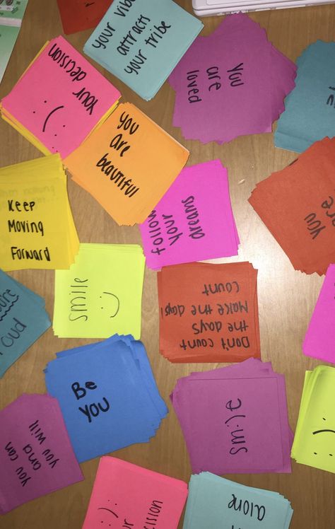 Post It Notes Ideas Wall Dorm Room, Encouraging Post It Notes, Cute Post It Notes Ideas, Post It Notes Quotes, Christian Post It Notes, Post It Notes Ideas Wall, Post It Note Ideas, Sticky Quotes, Post It Notes Ideas