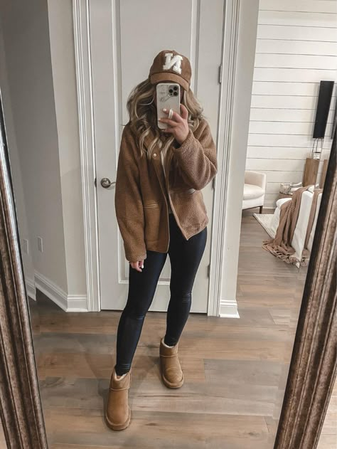 Casual Comfy Fall Outfits 2023, Sweater Weather Aesthetic Outfits, Winter Jackets Outfits, Winter Outfit Collage, Colorado Outfits Fall, Teddy Vest Outfit, Amazon Fall Fashion 2023, Sherpa Pullover Outfit, Chunky Cardigan Outfit