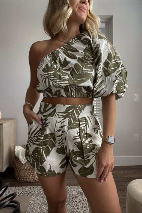 Shop details in the LTK App Tropical Style Fashion, Flower Tops Outfit, Vacation Style Tropical, Summer Collection Fashion, Hawaiian Clothing, Coordinates Outfits, Easy Dress Sewing Patterns, Tropical Fashion, Trip Outfits