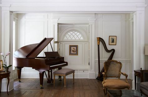 brooks-and-falotico-associates-georgian-residence-with-harp-in-living-room- Small Music Room, Piano Rooms, Music Room Design, Living Room New York, Home Music Rooms, Grand Pianos, Music Room Decor, London Townhouse, Piano Room