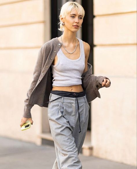 Iris Law Hair Short, Iris Law Street Style, Iris Law Hair, Iris Law Outfits, Iris Law Style, Iris Law, Blonde Bob Hairstyles, Really Short Hair, Hair Inspiration Short