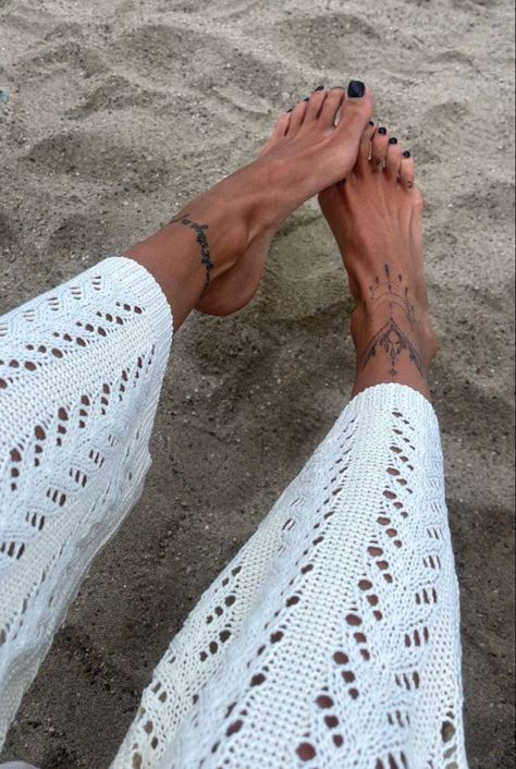 Tatoos Feet Women, Feminine Foot Tattoos, Tattoo On Feet For Women, Feet Tattoos For Women Small, Feet Tatoos Woman, Tattoo Feet Women, Dainty Foot Tattoos For Women, Feet Tattoos For Women Beautiful, Toe Tattoos For Women