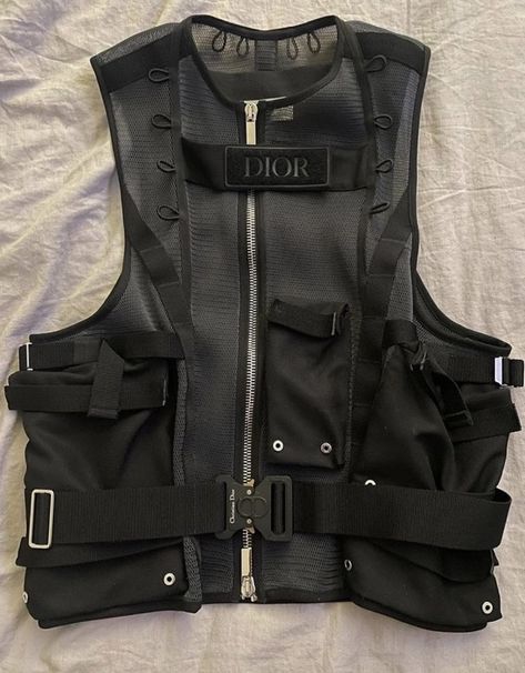 Dior Tactical Vest Women, Tech Vest Outfit, Tactical Fashion Mens, Bulletproof Vest Aesthetic, High Tech Outfit, Tactical Vest Outfit, Clothes Design Men, Tyrique Hyde, Tactical Vest Fashion