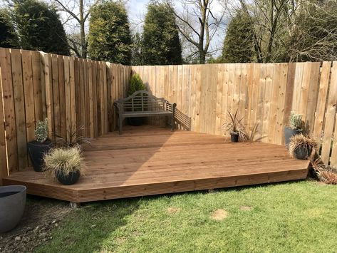 Sloped Corner Backyard Ideas, Triangle Decking Ideas, Backyard Corner Deck Ideas, Corner Decking Ideas, Backyard Corner Ideas, Corner Decking, Corner Patio Ideas, Pallet Decks, Backyard Nook