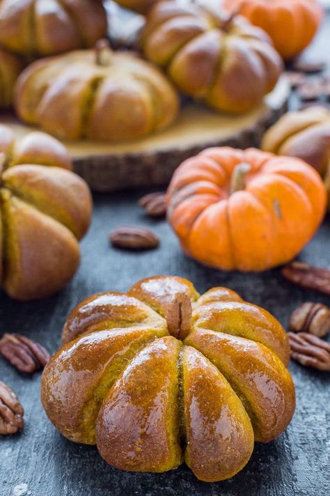 Thanksgiving pumpkin dinner rolls - serve these at your Thanksgiving celebration to really impress all your guests! Pumpkin Dinner Rolls Recipe, Pumpkin Bread Rolls, Pumpkin Dinner, Pumpkin Bread Pudding, Dinner Rolls Recipe, Fall Dinner Recipes, Thanksgiving Pumpkin, Thanksgiving Celebration, Pumpkin Flavor