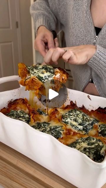 Rachaell Rampini on Instagram: "🍝Giada’s Lasagna🍝 The viral sheet pan lasagna is *chef kiss* but I have only ever put it into a baking dish, turning it into more of a casserole vibe. Whenever we are attending a dinner party during the cold winter months, this is the number one asked for dish🤌🏼 

Comment ‘Recipe’ to have the link sent to you!" Tasteofhome Recipes, Video Recipes Healthy, Lunch For A Crowd, Sheet Pan Lasagna, Baked Lasagna Recipe, Christmas Eve Dinner Ideas, Italian Christmas Dinner, Pan Lasagna, Delish Videos